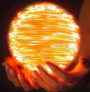 bola de luz dorada sostenida en las manos hermandadblanca.org