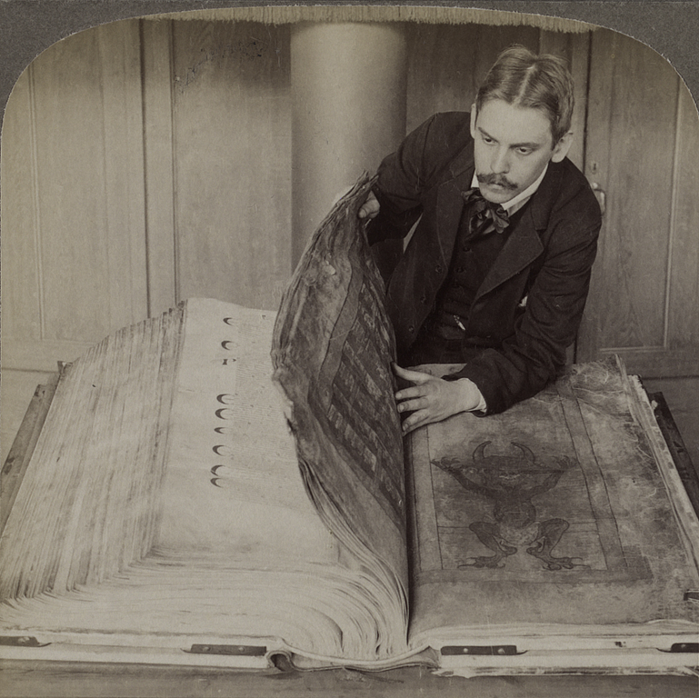 La mitad de una imagen estereoscópica del Codex Gigas de 1906 (a través de la Biblioteca Nacional de Suecia)