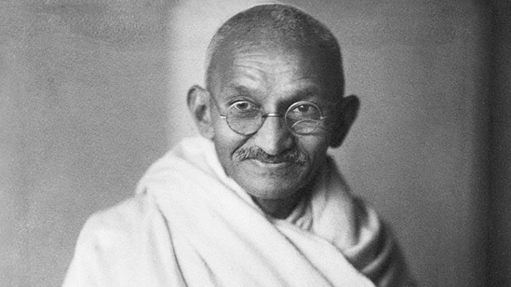 Gandhi posando