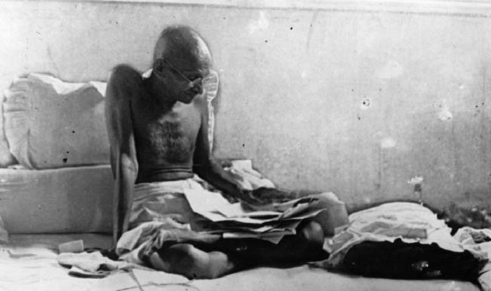 Gandhi sentado en el piso
