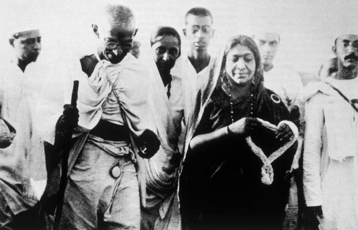 Gandhi caminando con mujer hindú