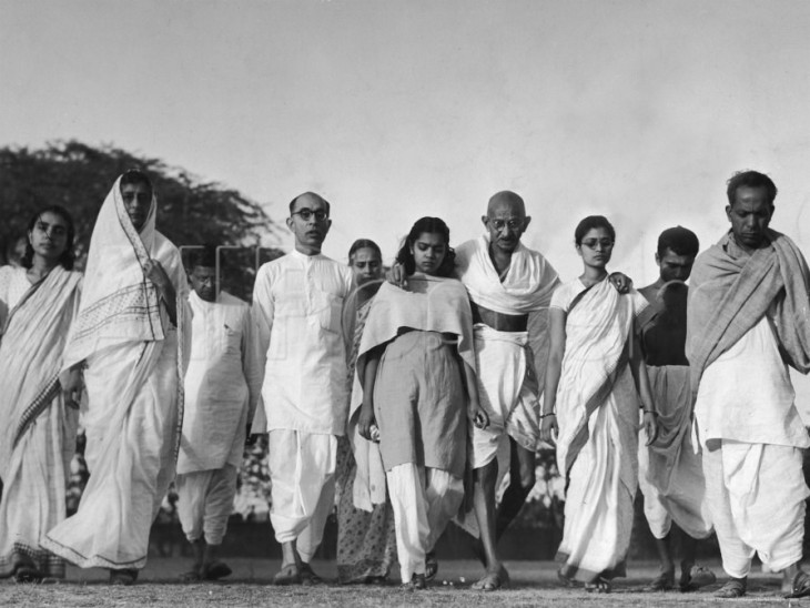 Gandhi caminando con un grupo de personas