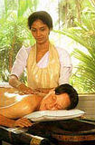 El masaje desintoxicante es una de las técnicas curativas del Ayurveda y suele realizarse con aceite de coco o de sésamo.